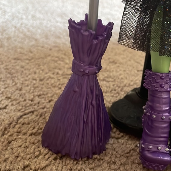 MONSTER HIGH DOLL! Casta Fierce Doll with Broom - Picture 3 of 4